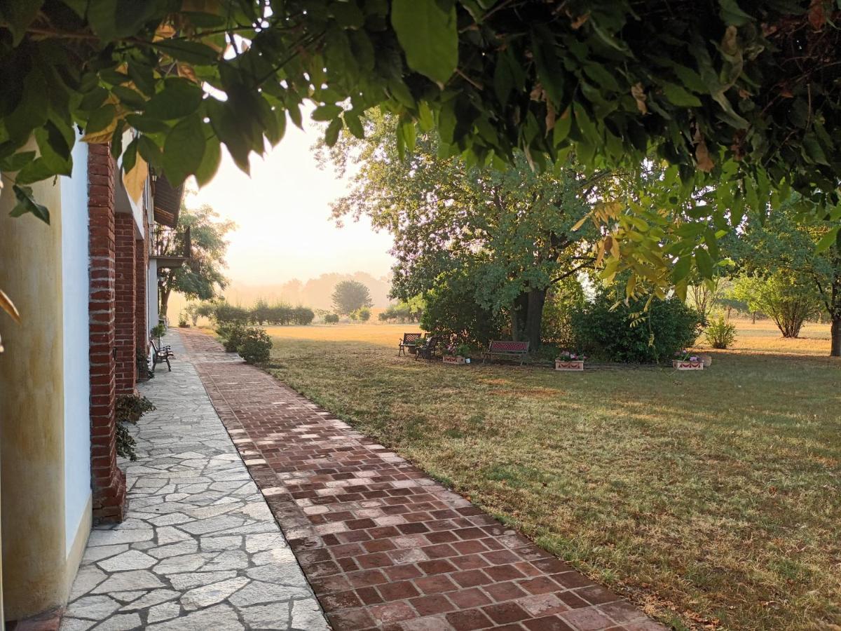 Guest House La Carolina Tigliole ภายนอก รูปภาพ