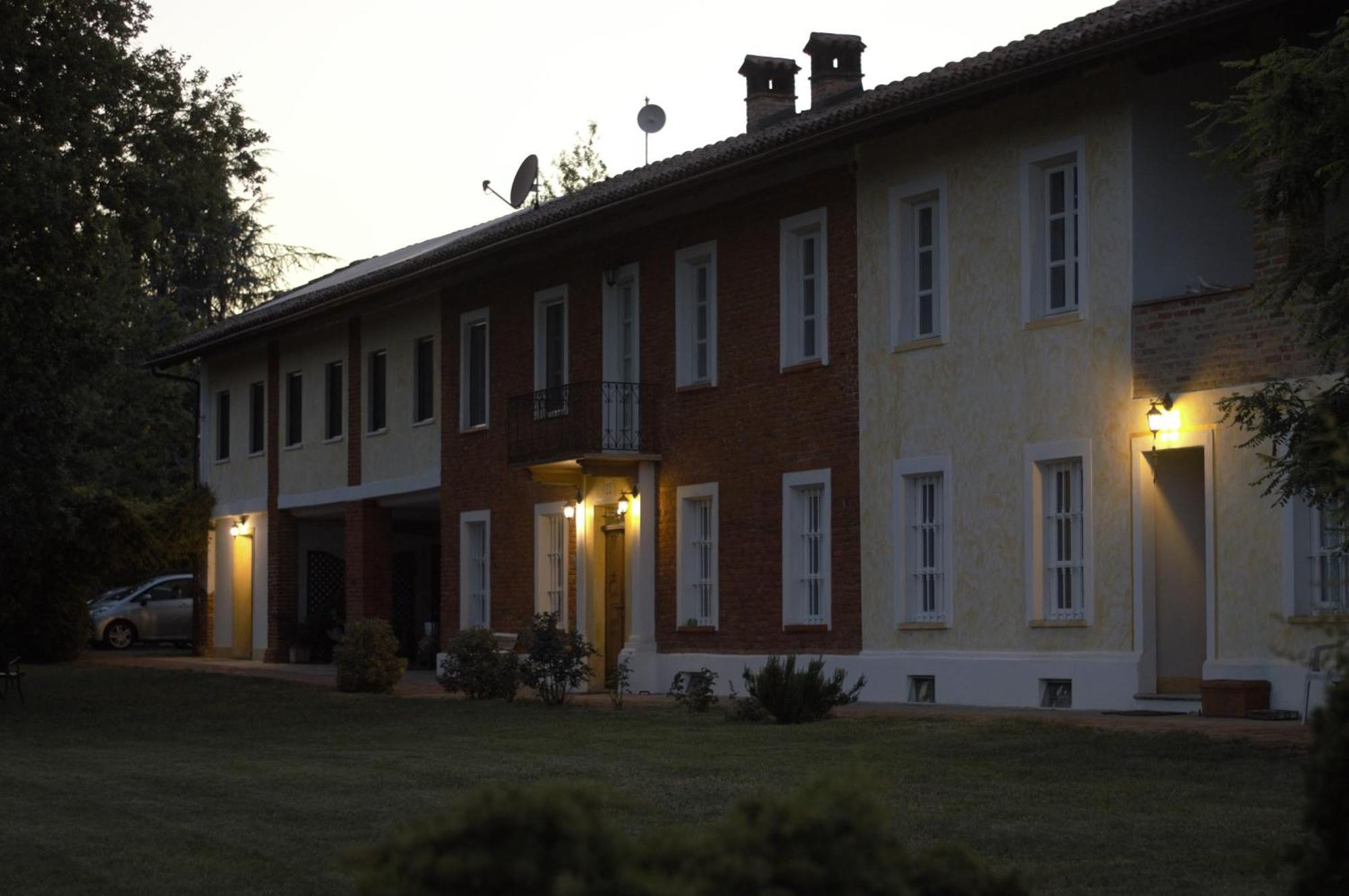 Guest House La Carolina Tigliole ภายนอก รูปภาพ