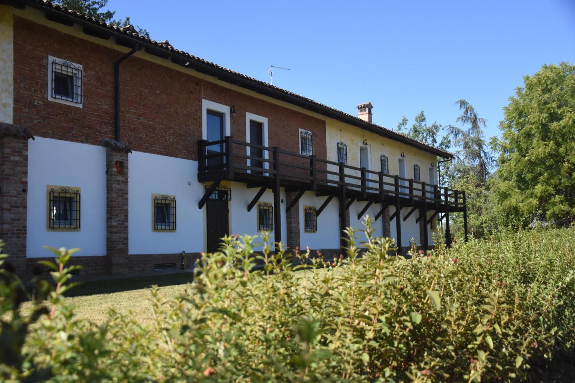 Guest House La Carolina Tigliole ภายนอก รูปภาพ