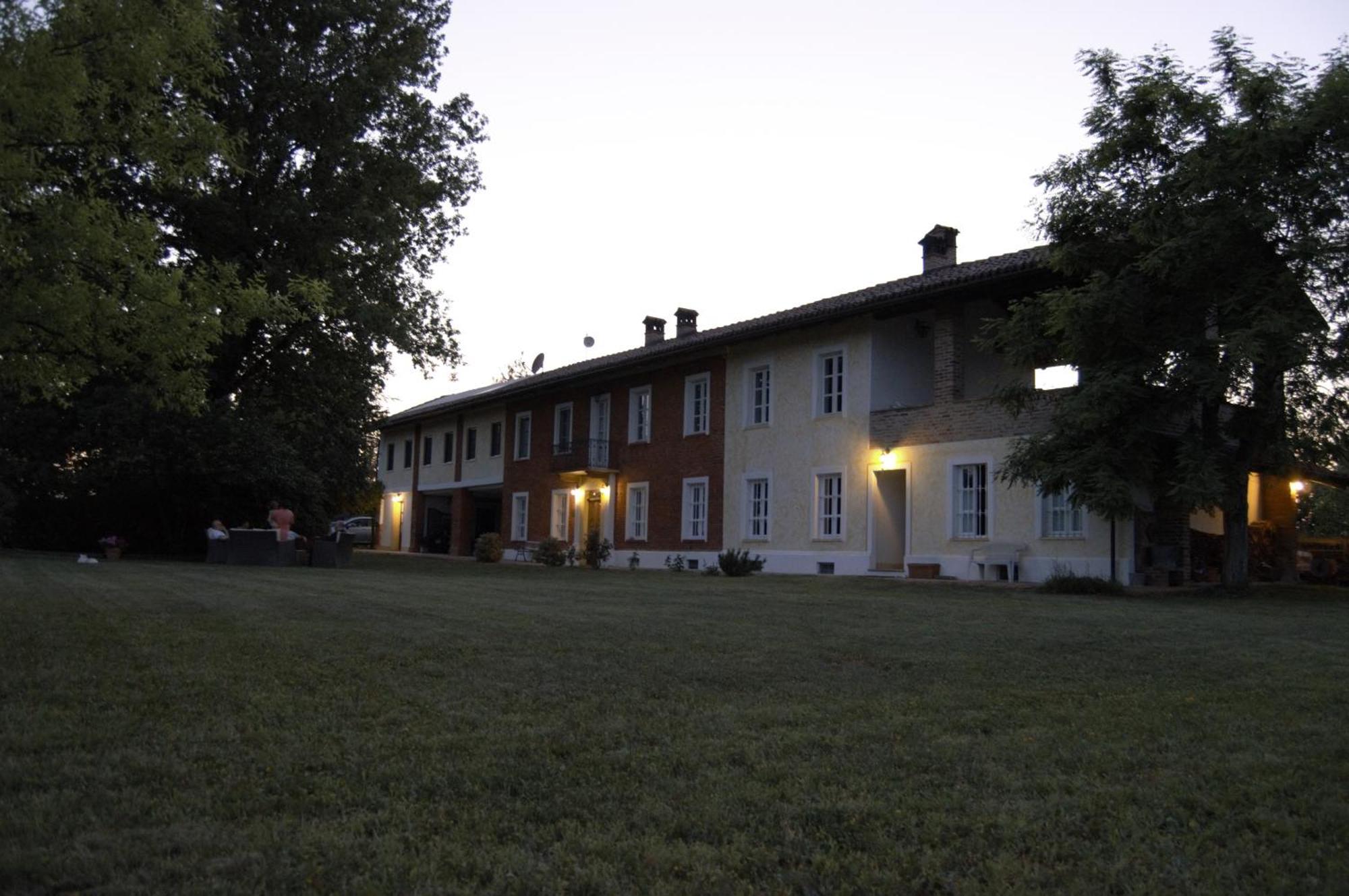 Guest House La Carolina Tigliole ภายนอก รูปภาพ
